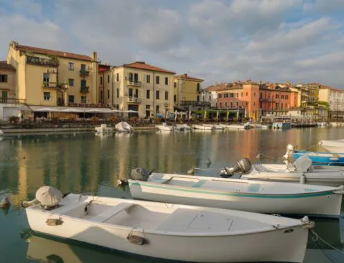 Barche a motore sulla riva dell'Adige