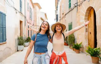 Due turiste a passeggiano